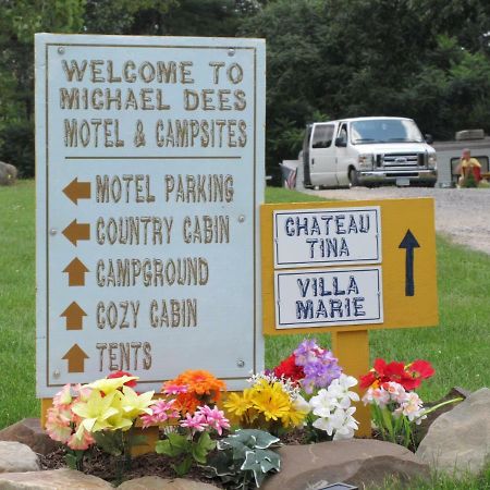 Michael Dee'S Motel East Durham Екстер'єр фото