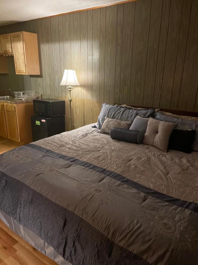Michael Dee'S Motel East Durham Екстер'єр фото