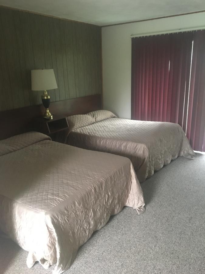 Michael Dee'S Motel East Durham Екстер'єр фото