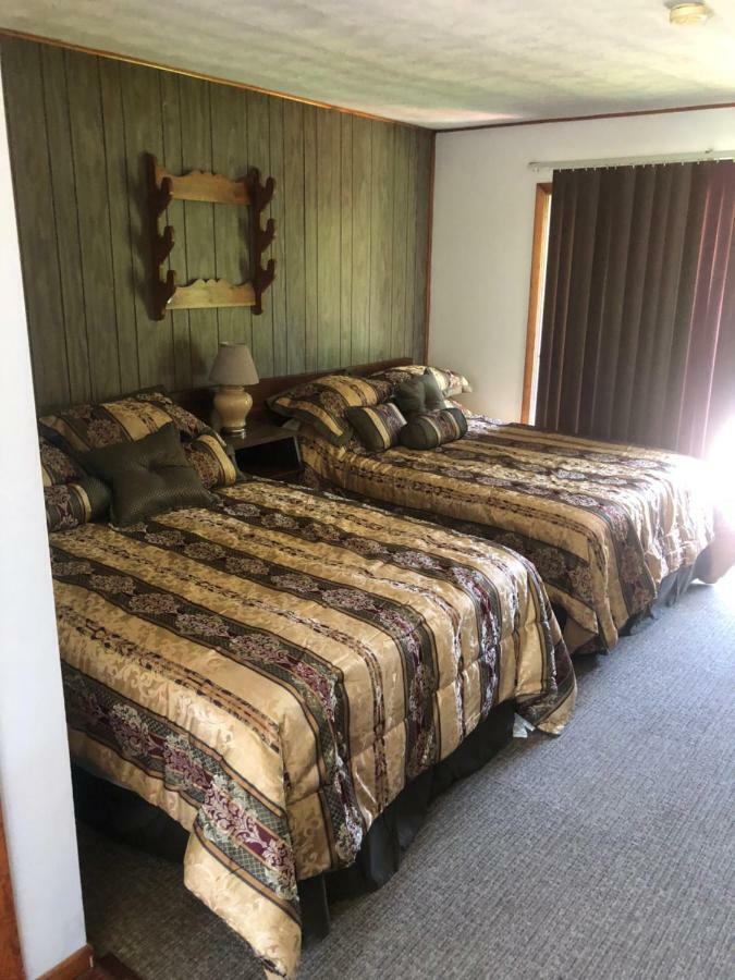 Michael Dee'S Motel East Durham Екстер'єр фото