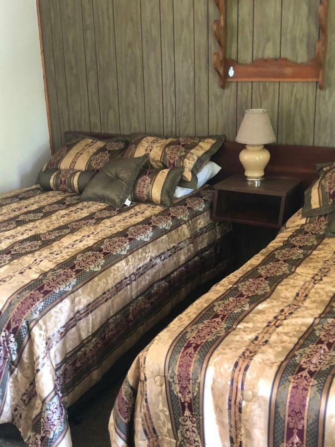 Michael Dee'S Motel East Durham Екстер'єр фото