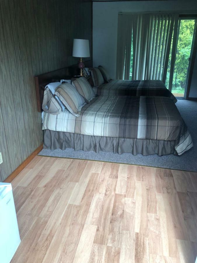 Michael Dee'S Motel East Durham Екстер'єр фото
